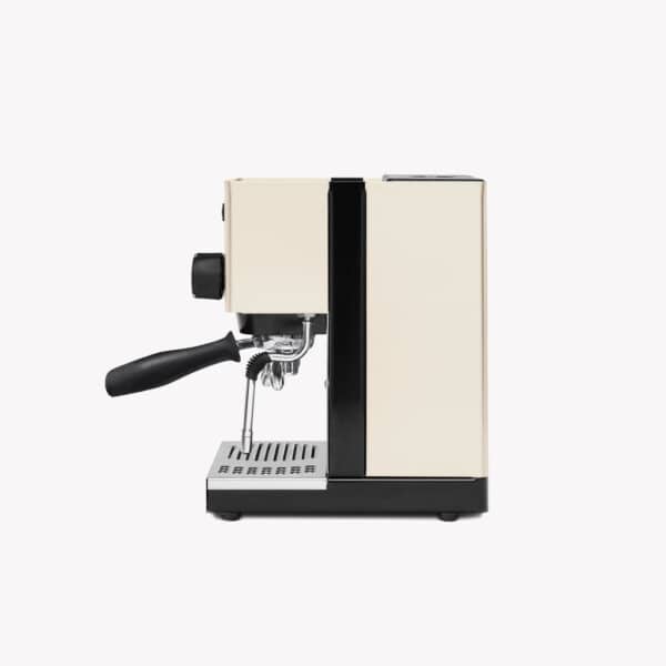 Profil droit de la machine à café Silvia blanche